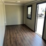 Contentor escritório 6m Contentor Escritório Monobloco 6m Isolado – Cinzento Prata com Vidros Espelhados (Modelo Nova Edição)