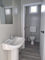 Monobloco de Serviços "Urban Prestige" 10x3m – Acabamento HPL e Telhado Duplo (Casas de Banho Múltiplas + Acessível) - Image 4