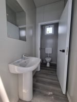 Monobloco de Serviços "Urban Prestige" 10x3m – Acabamento HPL e Telhado Duplo (Casas de Banho Múltiplas + Acessível) - Image 7