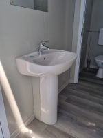 Monobloco de Serviços "Urban Prestige" 10x3m – Acabamento HPL e Telhado Duplo (Casas de Banho Múltiplas + Acessível) - Image 10