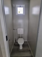 Monobloco de Serviços "Urban Prestige" 10x3m – Acabamento HPL e Telhado Duplo (Casas de Banho Múltiplas + Acessível) - Image 12