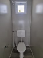 Monobloco de Serviços "Urban Prestige" 10x3m – Acabamento HPL e Telhado Duplo (Casas de Banho Múltiplas + Acessível) - Image 13