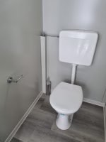 Monobloco de Serviços "Urban Prestige" 10x3m – Acabamento HPL e Telhado Duplo (Casas de Banho Múltiplas + Acessível) - Image 15