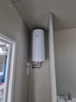 Monobloco de Serviços "Urban Prestige" 10x3m – Acabamento HPL e Telhado Duplo (Casas de Banho Múltiplas + Acessível) - Image 17