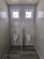 Monobloco de Serviços "Urban Prestige" 10x3m – Acabamento HPL e Telhado Duplo (Casas de Banho Múltiplas + Acessível) - Image 2