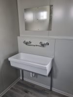 Monobloco de Serviços "Urban Prestige" 10x3m – Acabamento HPL e Telhado Duplo (Casas de Banho Múltiplas + Acessível) - Image 5