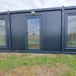 Módulo Pré-fabricado 15m² "Design" (6x2,5m) – Escritório Envídraçado Antracite (Isolado)