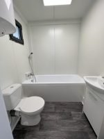 Módulo Habitável Pré-fabricado 21m² (7x3m) – Acabamento Madeira Nogueira e Casa de Banho com Banheira - Image 9