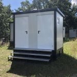 Contentor Sanitário 3x2m com Tanque de Efluentes – Entrada Dupla (WC + Duche) – Isolamento 80mm