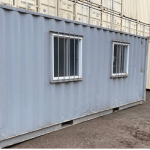 Contentor de Escritório para Estaleiro 20 Pés em Aço – Usado Operacional com Barras de Segurança