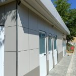 Monobloco de Serviços "Urban Prestige" 10x3m – Acabamento HPL e Telhado Duplo (Casas de Banho Múltiplas + Acessível)