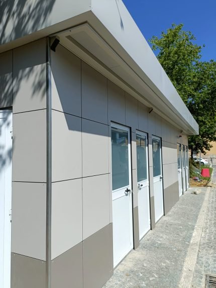 Monobloco de Serviços "Urban Prestige" 10x3m – Acabamento HPL e Telhado Duplo (Casas de Banho Múltiplas + Acessível)