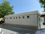Monobloco de Serviços "Urban Prestige" 10x3m – Acabamento HPL e Telhado Duplo (Casas de Banho Múltiplas + Acessível) - Image 3