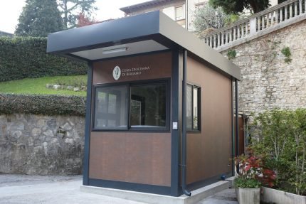 Portaria Pré-fabricada Premium "Design Corten" (4x2,5m) – Com Casa de Banho, Climatização e Passa-documentos