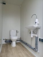 Contentor Sanitário Duplo 2.5m x 2m – 2 Entradas Independentes (WC + Duche) – Isolado - Image 7