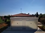 Garagem Pré-fabricada Dupla 6x6m Isolada – 2 Lugares de Estacionamento com Portões Basculantes Motorizados