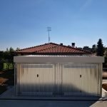 Garagem Pré-fabricada Dupla 6x6m Isolada – 2 Lugares de Estacionamento com Portões Basculantes Motorizados