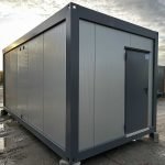 Contentor Sanitário 20 Pés Usado (6x2,4m) – Bloco de 6 Chuveiros com Caldeira de 300L e Lavandaria