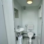 Contentor Sanitário Duplo 2,4x1,5m – Entradas Separadas (WC + Urinol) – Isolamento 100mm