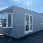Casa Móvel "Chalet Wood Gray" 10,8 x 3,7m – Design Moderno com Bow Window e Entrada Dupla