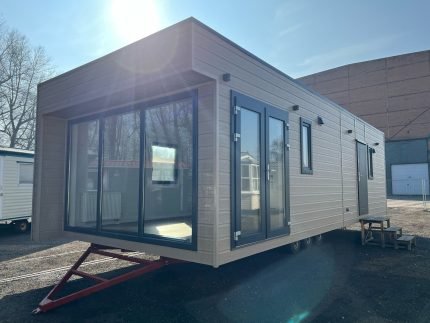 Casa Móvel "Camp II" – Design Escandinavo em Madeira (Cozinha Premium e Acabamentos de Luxo)