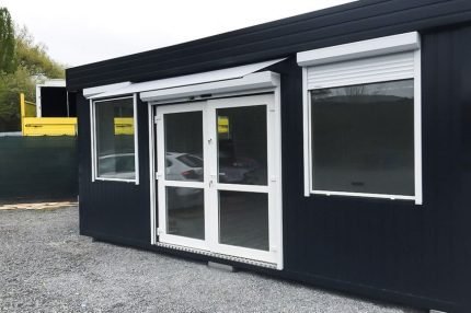 Módulo Comercial 29,4 m² (6x4,9m) – Loja Pré-fabricada Isolada com Estores e Aquecimento