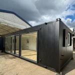 Contentor Modular 40 Pés Escritório/Cantina – Design "Black Edition" com Amplas Vidraças (Antivandalismo)