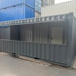 Contentor de 20 Pés Equipado "Bar Quiosque" – Portão a Gás e Isolamento (Cinzento Antracite)