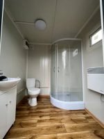 Contentor Sanitário 2x2m com Duche e Reservatório – Banheiro Móvel Completo (Isolado e Aquecido) - Image 4