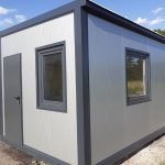 Contentor Sanitário Balneário 6x2,9m – Entrada Dupla com Duche e 2 Sanitas (Isolamento 100mm)