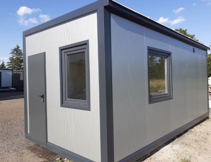 Contentor Sanitário Balneário 6x2,9m – Entrada Dupla com Duche e 2 Sanitas (Isolamento 100mm)