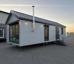 Nova Casa Móvel 10x4m "Modelo II" – Telhado 30° com Aquecimento Híbrido e Lareira a Pellets (Sob Encomenda)