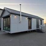 Nova Casa Móvel 10x4m "Modelo II" – Telhado 30° com Aquecimento Híbrido e Lareira a Pellets (Sob Encomenda)