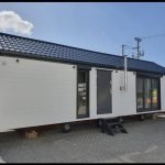 Casa Móvel "Reale II" 12x4m – Telhado a 30° com Salamandra a Pellets e Teto em Madeira (3 Quartos)