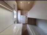 Casa Móvel "Samos 2" 10x3,5m – Design Moderno com 3 Quartos (Cozinha Preta Mate & Madeira) - Image 12