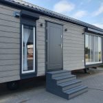 Casa Móvel "Reale III" 12x4m – Fachada em Madeira e 3 Quartos (Totalmente Equipada com Eletrodomésticos)