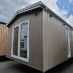 Casa Móvel "Samos 2" 10x3,5m – Design Moderno com 3 Quartos (Cozinha Preta Mate & Madeira)